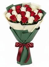 Букет Микс из красных и белых роз в Арти