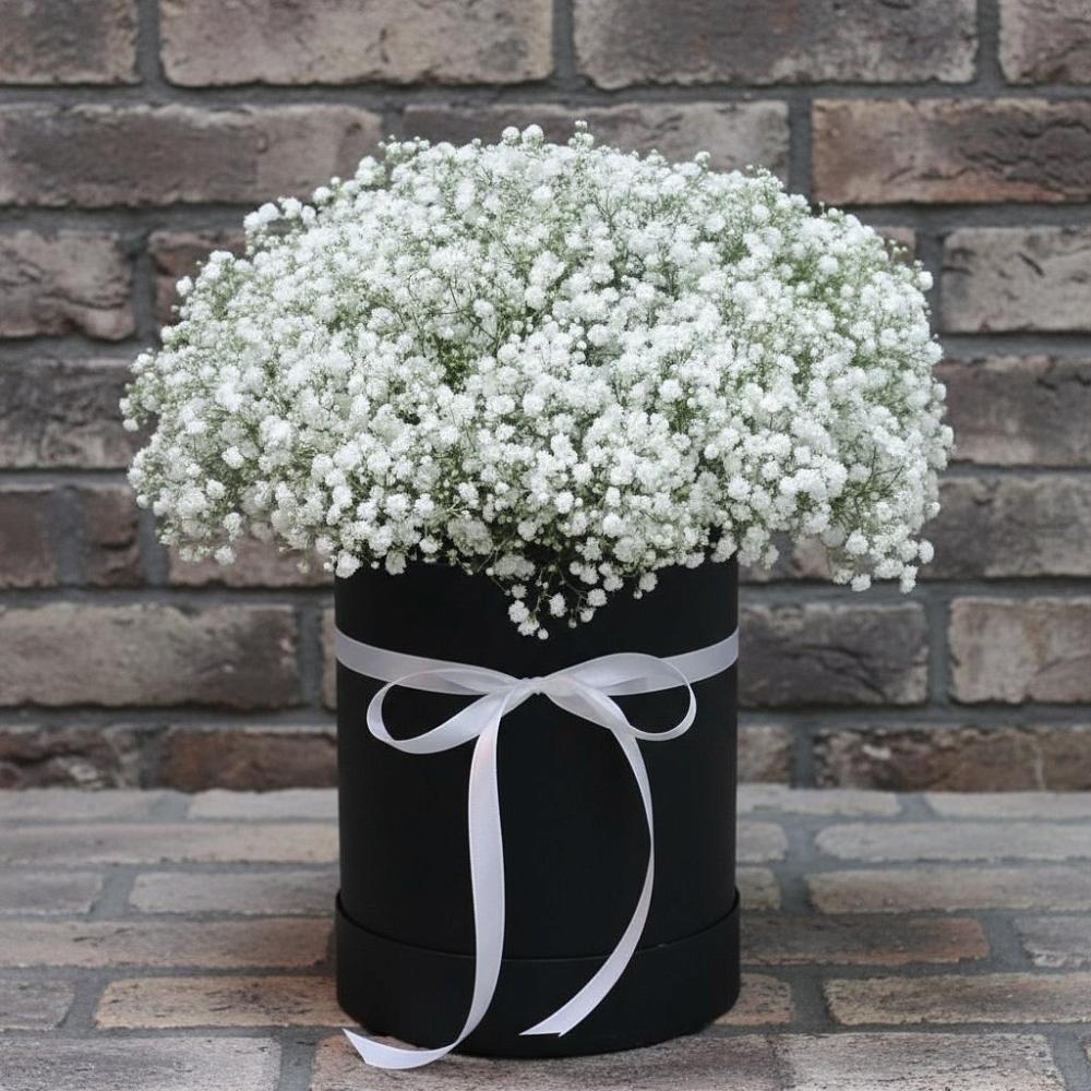 Цветочная композиция из Гипсофила в шляпной коробке в Арти