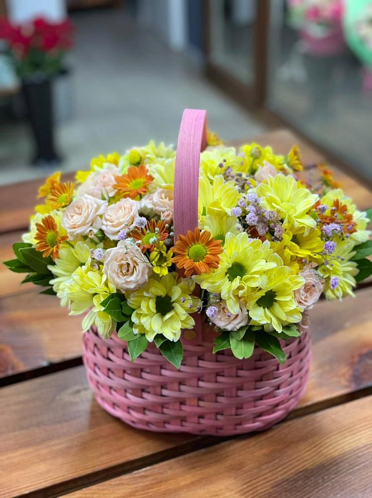 Цветочная композиция из Хризантемы и Розы в корзине в Арти