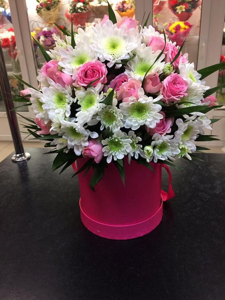 Цветочная композиция из Розы и Хризантемы в шляпной коробке в Арти