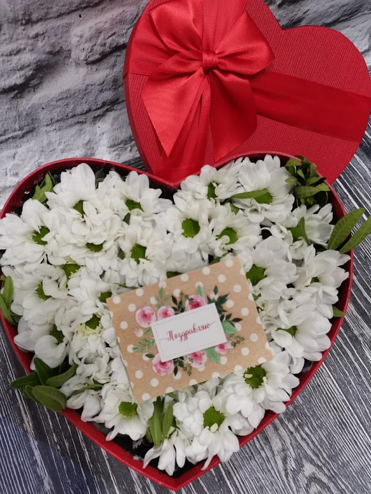 Цветочная композиция из Хризантемы в виде сердца в Арти