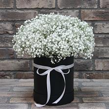Цветочная композиция из Гипсофила в шляпной коробке в Арти