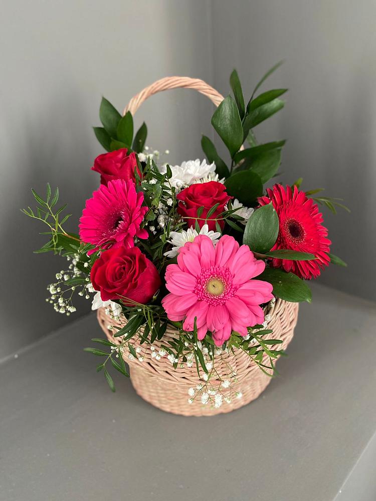 Цветочная композиция из Розы, Хризантемы и Герберы в корзине в Арти