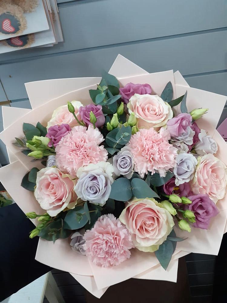 Букет цветов из: Розы, Гвоздики и Лизиантусы в Арти